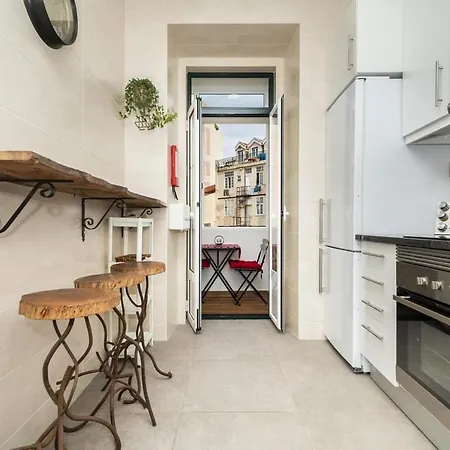 Maison d'hôtes Retro M2 R4 - Lovely Double With Shared Bathroom Lisboa