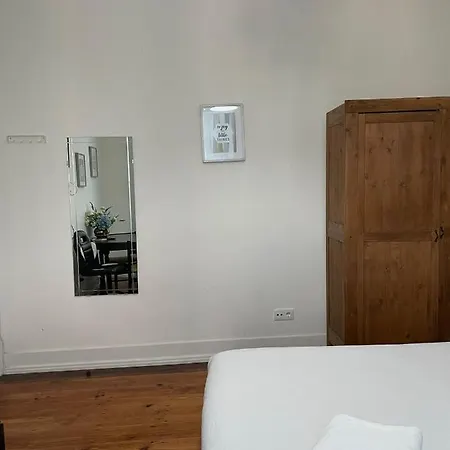 Maison d'hôtes Retro M2 R4 - Lovely Double With Shared Bathroom Lisboa